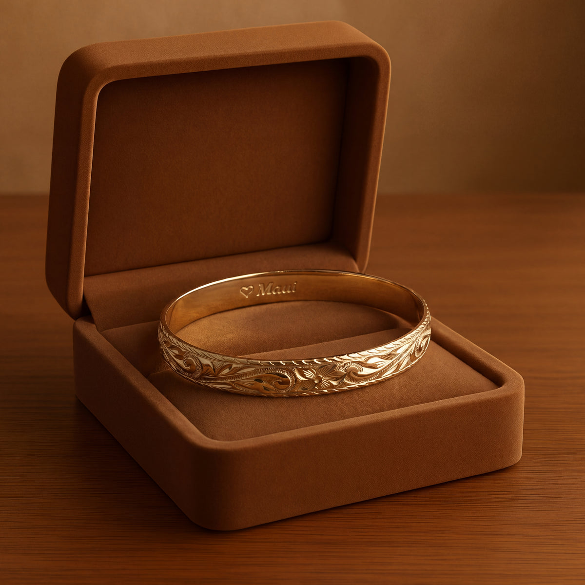 Yellow gold bangle engraved with floral scrolls
