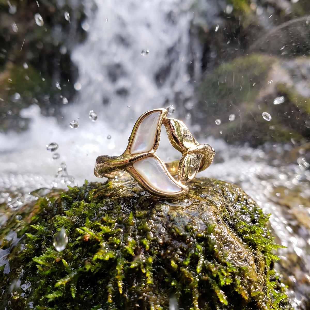 Yellow gold bypass ring, half polished and half mother-of-pearl