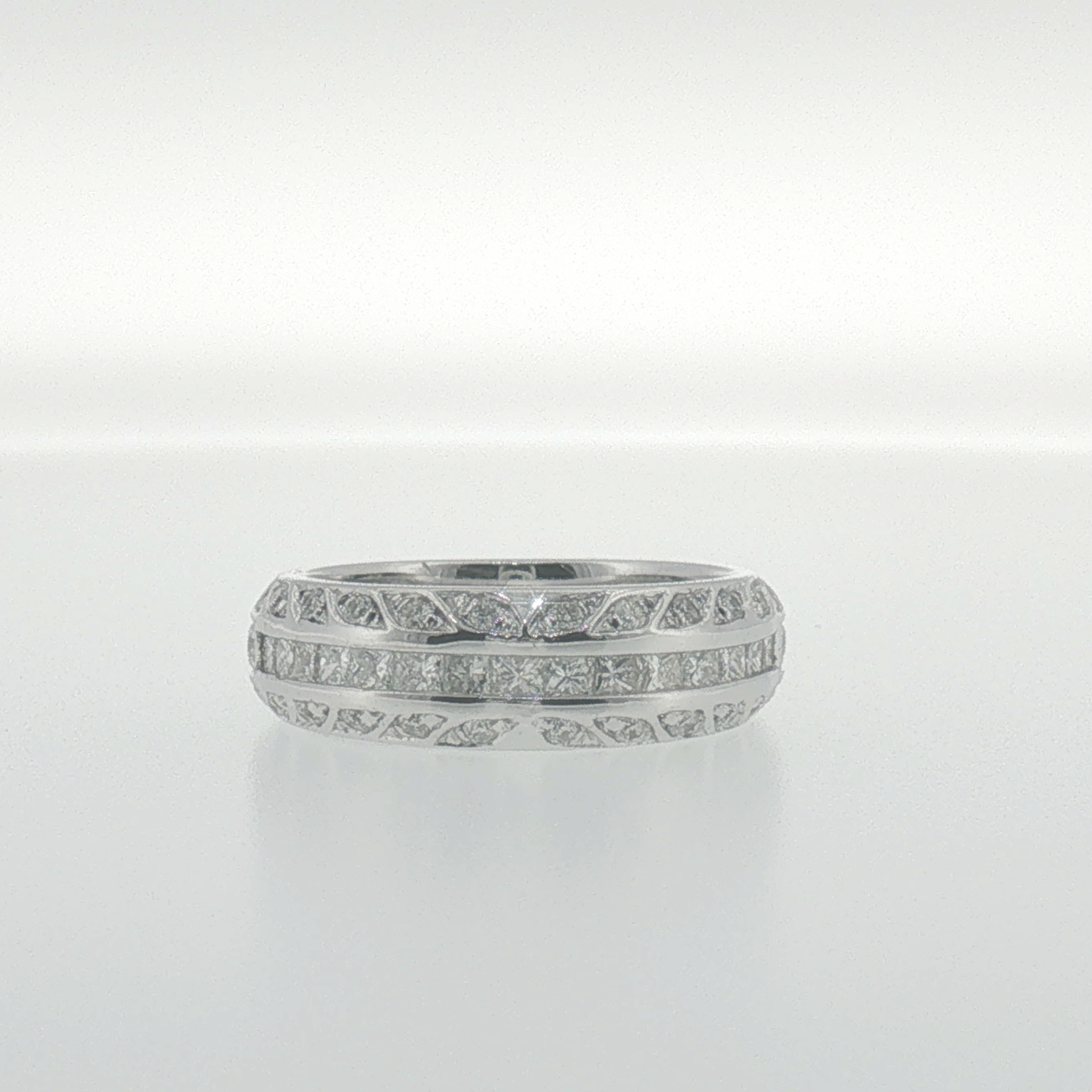 White Gold Diamond Band Ring with Vintage-Inspired Detailing