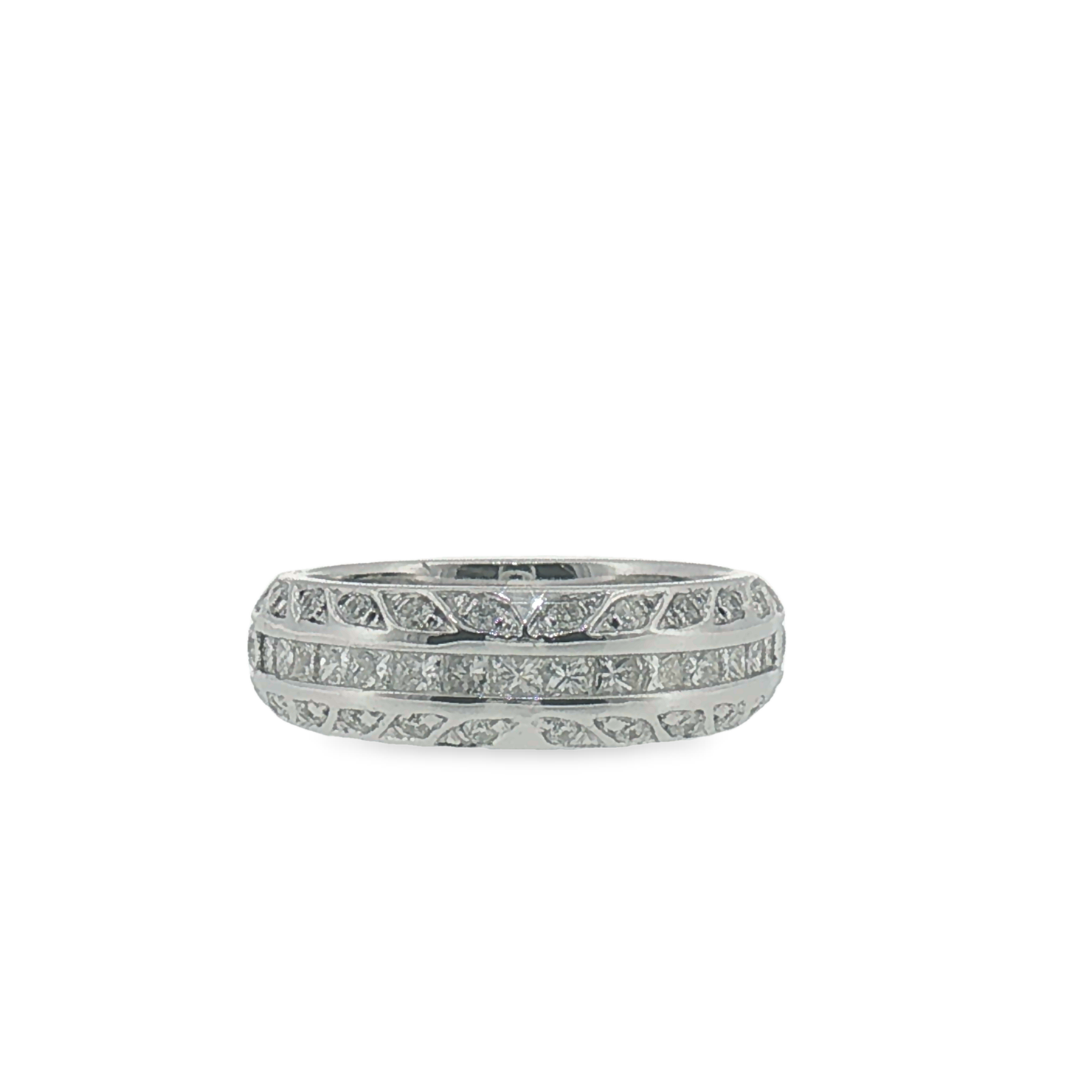 White Gold Diamond Band Ring with Vintage-Inspired Detailing