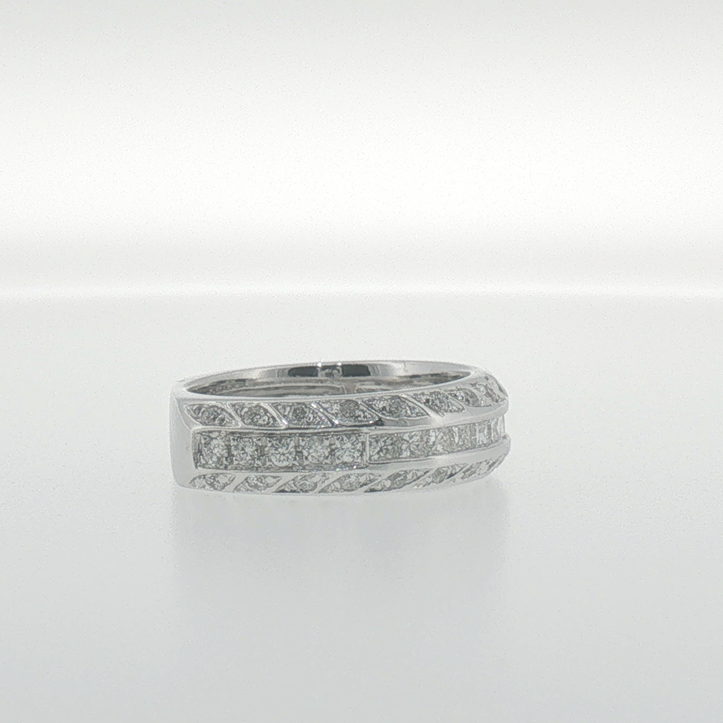 White Gold Diamond Band Ring with Vintage-Inspired Detailing