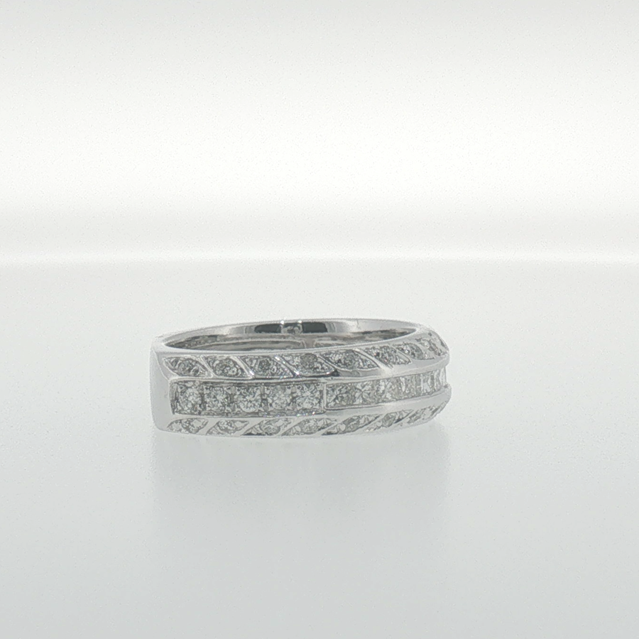 White Gold Diamond Band Ring with Vintage-Inspired Detailing