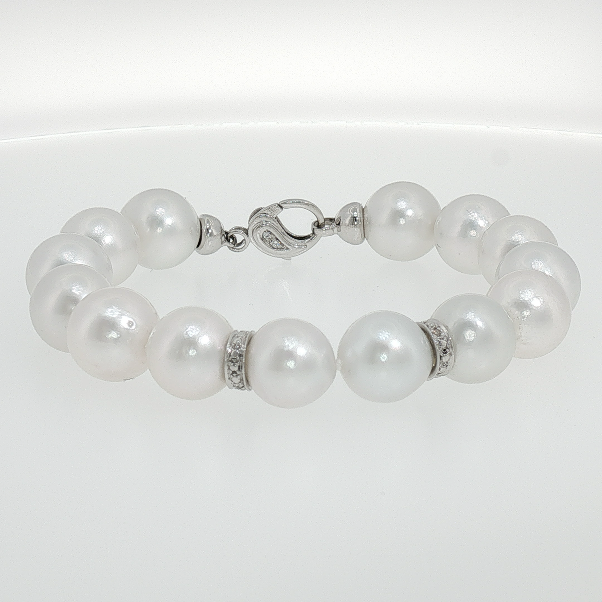 Bracelet of white pearls with diamond rondelles and a white gold clasp