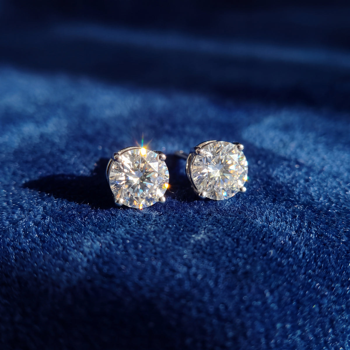 Pair of round diamond studs in white gold prongs