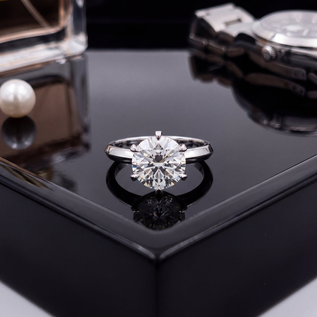 Round diamond solitaire in six prongs on a platinum band