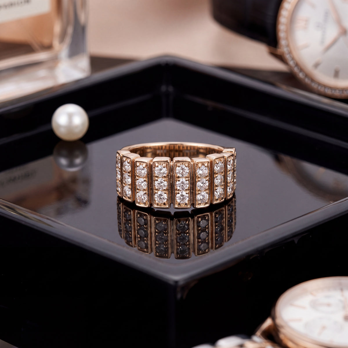 Yellow gold band of short vertical rows of pavé diamonds