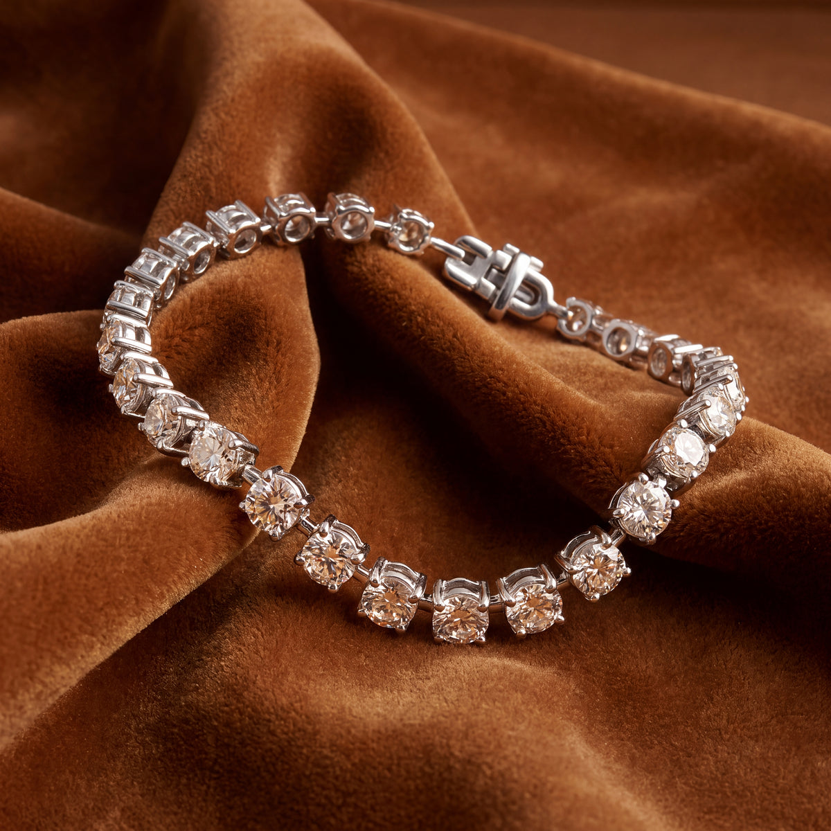 White gold tennis bracelet of round diamonds in four prongs