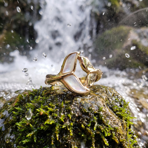 Yellow gold bypass ring, half polished and half mother-of-pearl