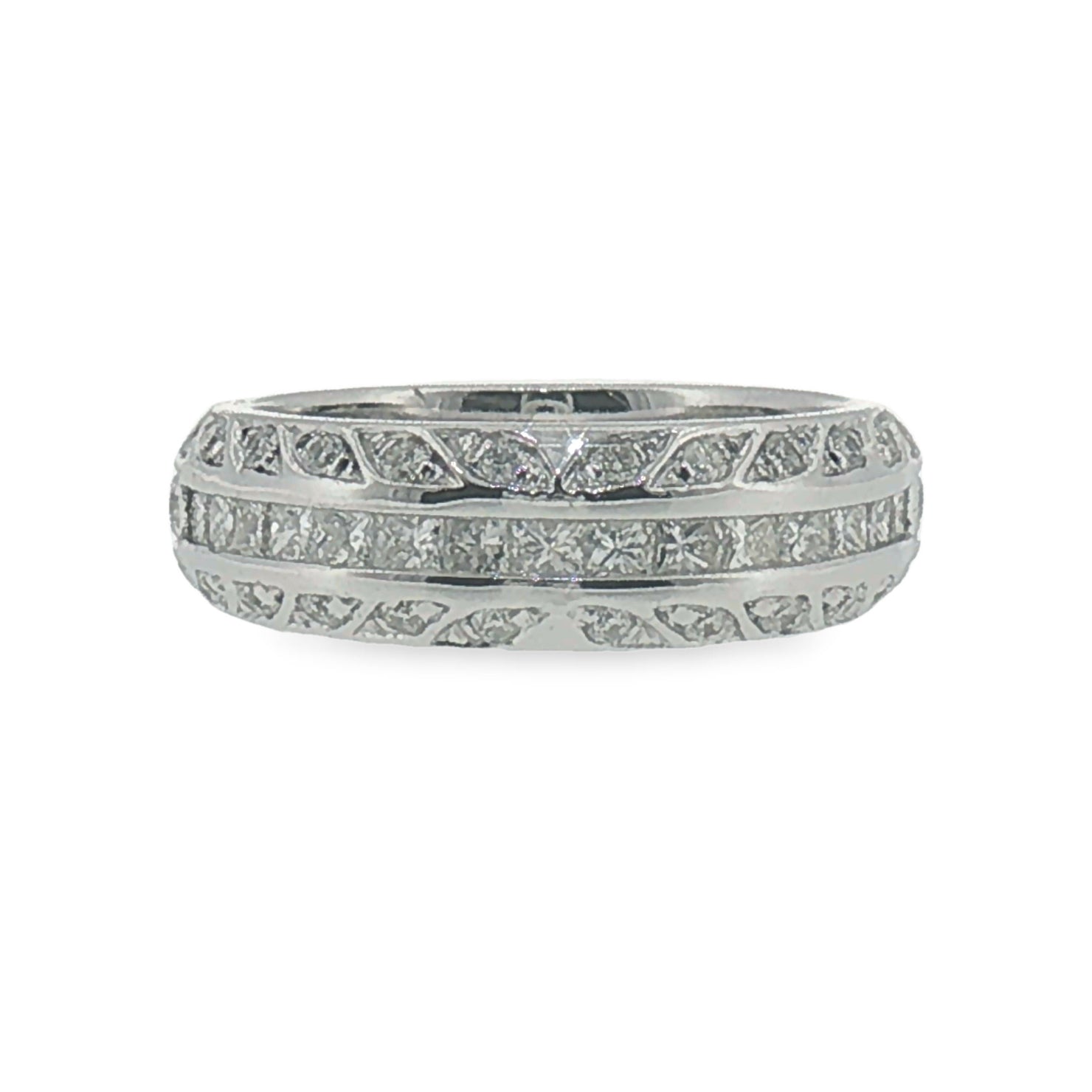 White Gold Diamond Band Ring with Vintage-Inspired Detailing