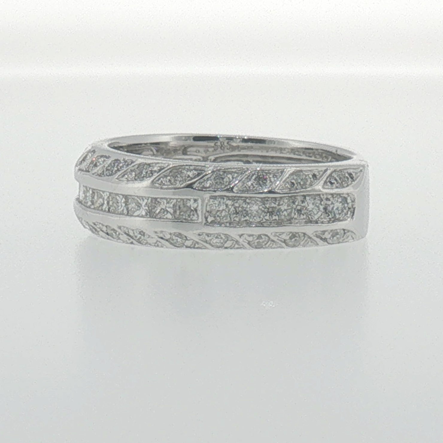 White Gold Diamond Band Ring with Vintage-Inspired Detailing