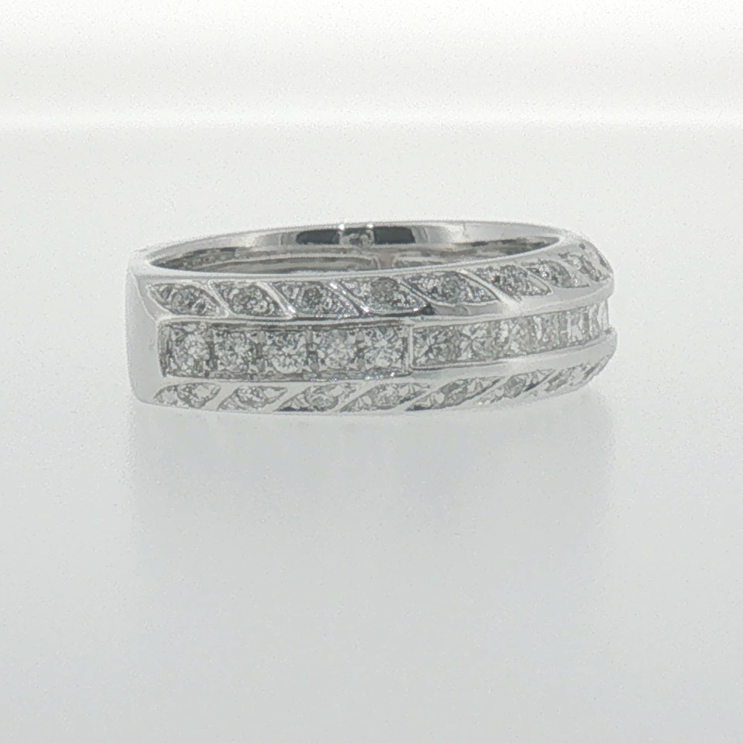 White Gold Diamond Band Ring with Vintage-Inspired Detailing