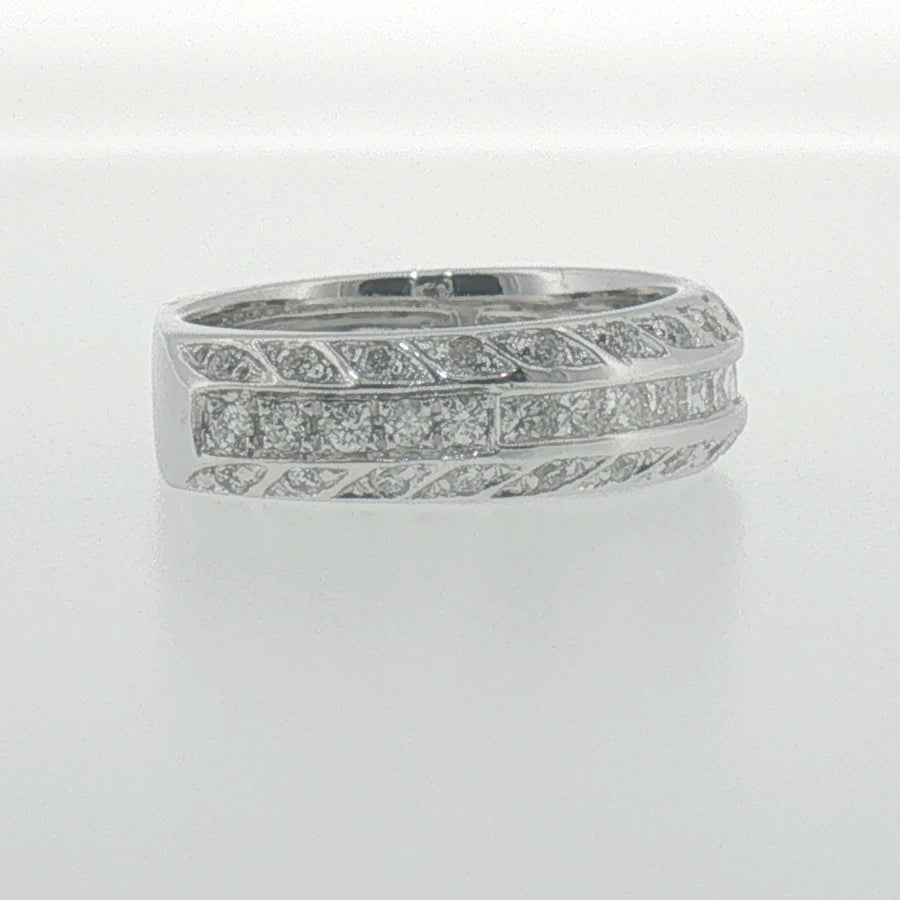 White Gold Diamond Band Ring with Vintage-Inspired Detailing