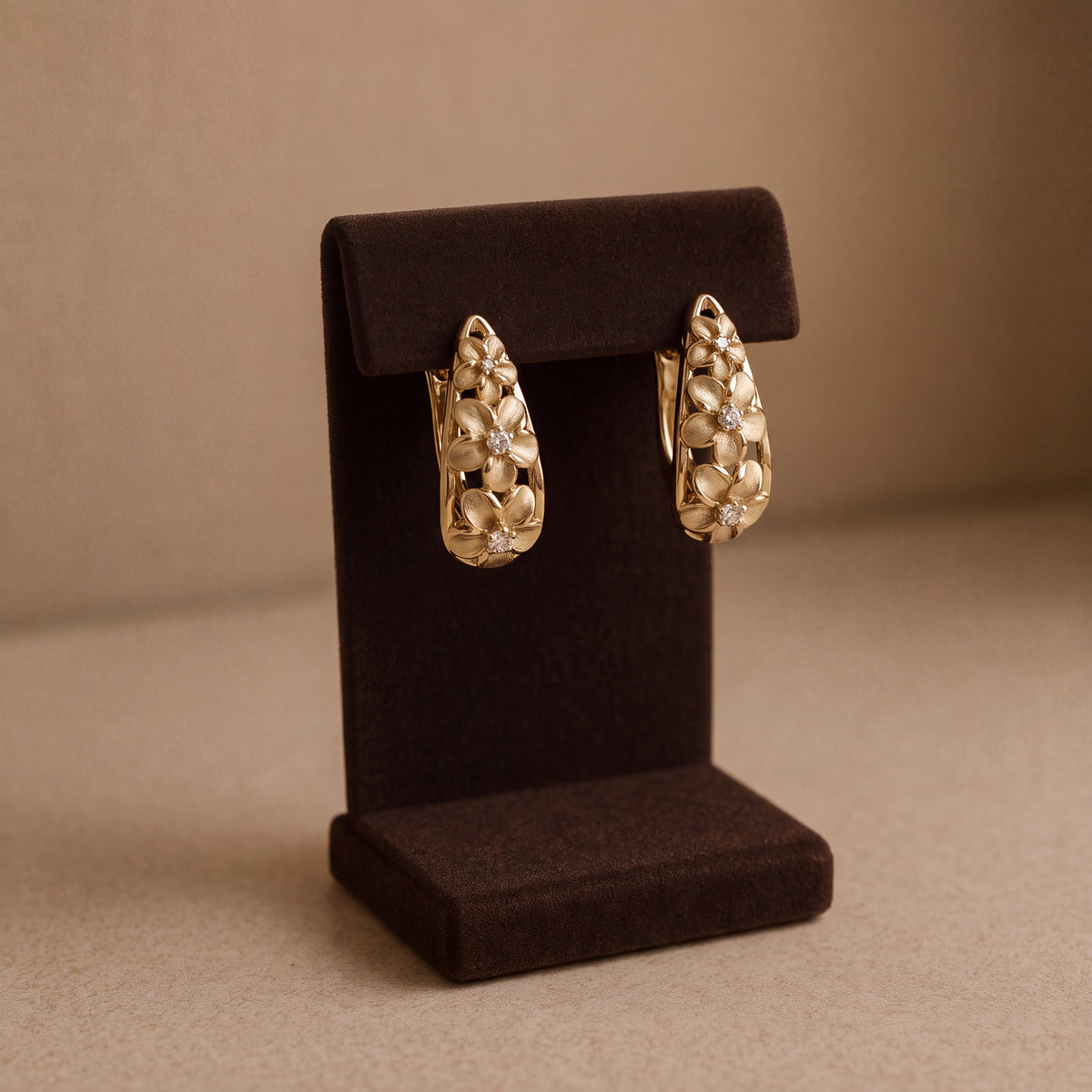 Yellow gold teardrop drop earrings of sculpted flowers