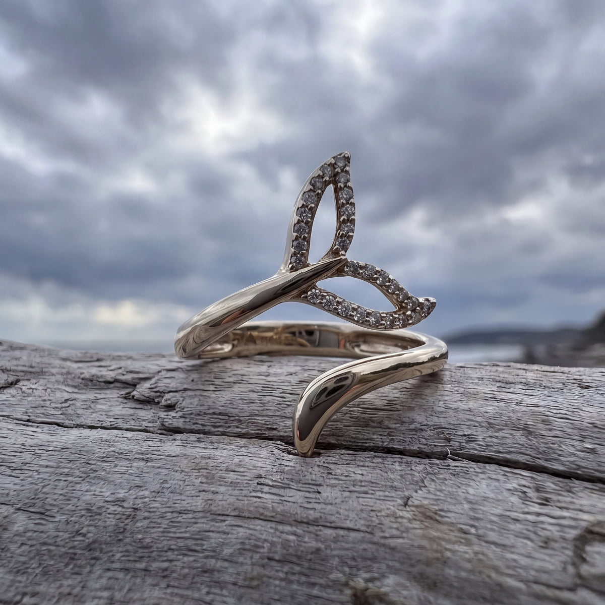 Bypass ring ending in an openwork leaf traced with small stones