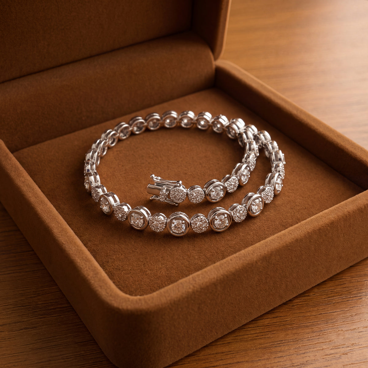 White gold tennis bracelet alternating single and clustered diamonds