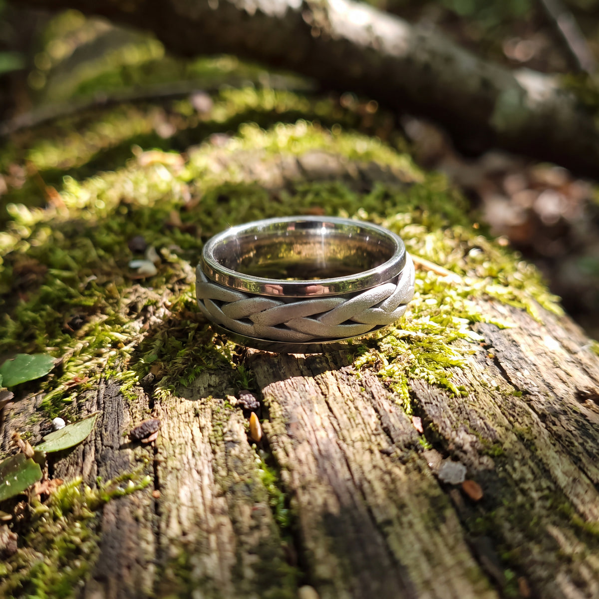 White gold band with a matte braided center