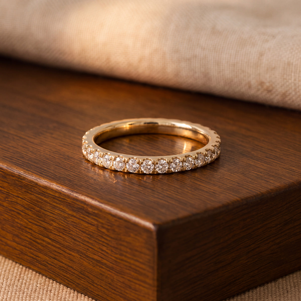 Yellow gold band with a continuous row of U-set round diamonds