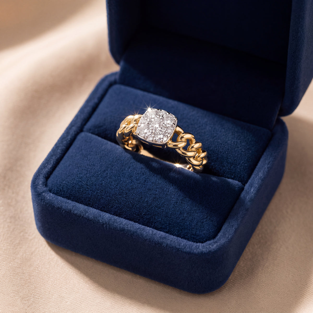 Cushion-shaped diamond cluster on a yellow gold chain link band