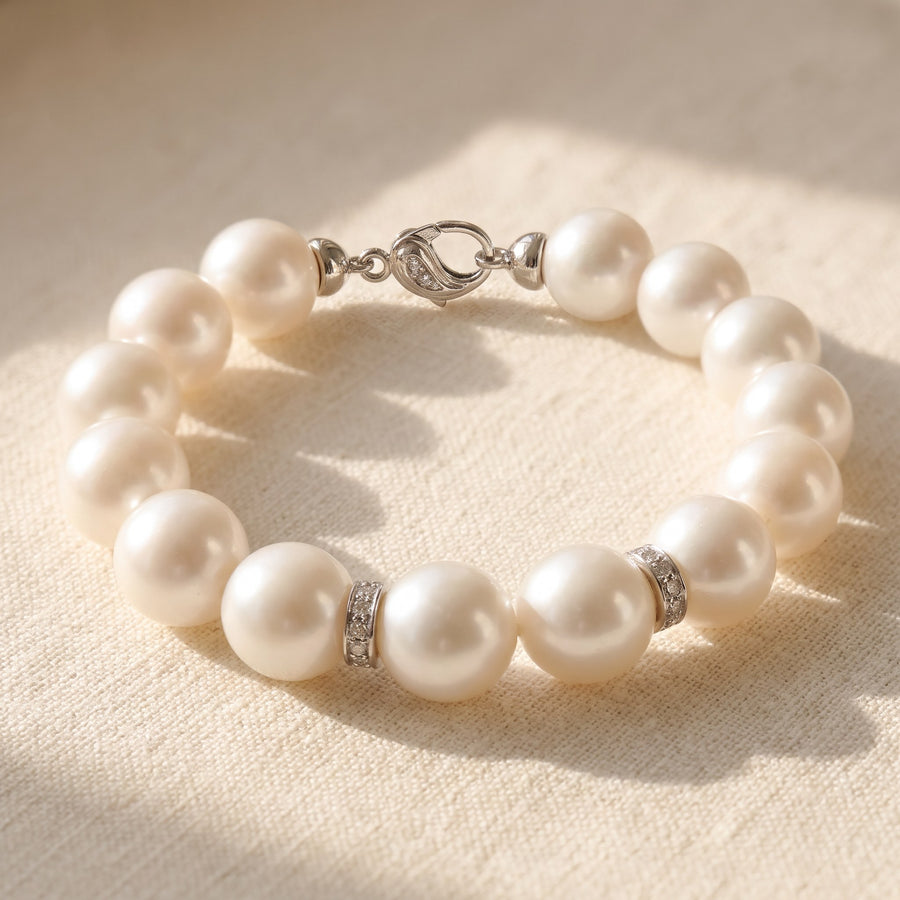 Bracelet of white pearls with diamond rondelles and a white gold clasp