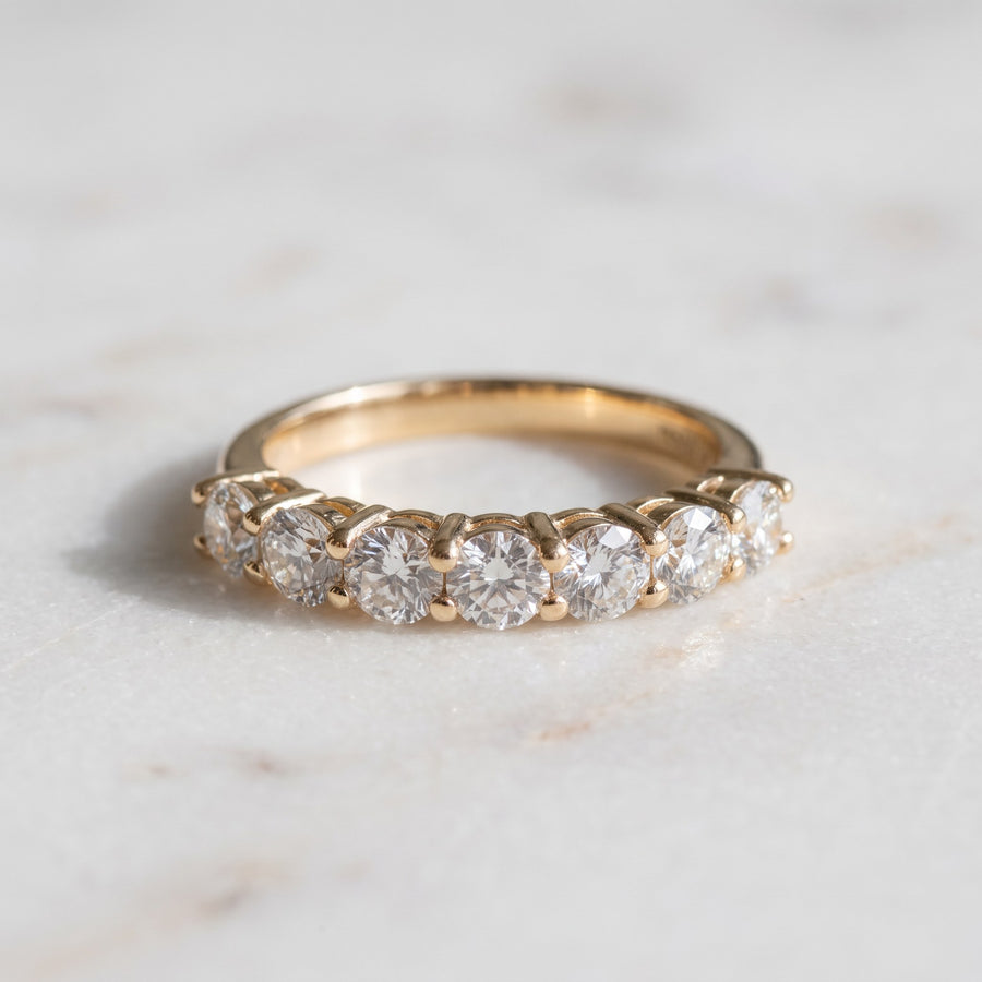Round diamond half-eternity band in yellow gold, shared-prong set